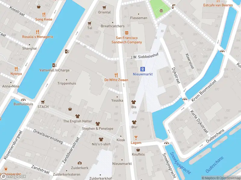 Ambulance met grote spoed naar de Sint Antoniesbreestraat in Amsterdam