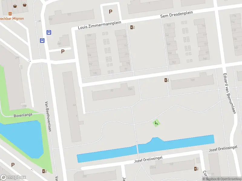 Ambulance met grote spoed naar de Louis Zimmermannplein in Schiedam