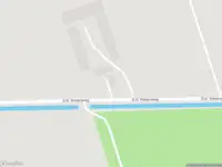 Politie met grote spoed naar de D.H. Vinkersweg in Westerlee vanwege voertuigen te water