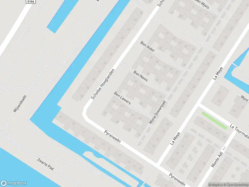 Ambulance met grote spoed naar de Ben Wyvis in Amsterdam