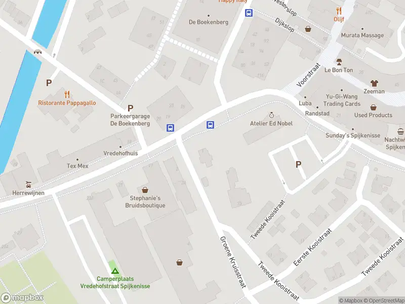 Ambulance met grote spoed naar de Vredehofplein in Spijkenisse