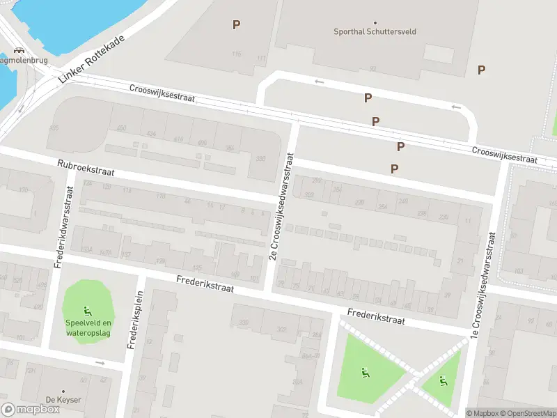 Ambulance met gepaste spoed naar de 2e Crooswijksedwarsstraat in Rotterdam