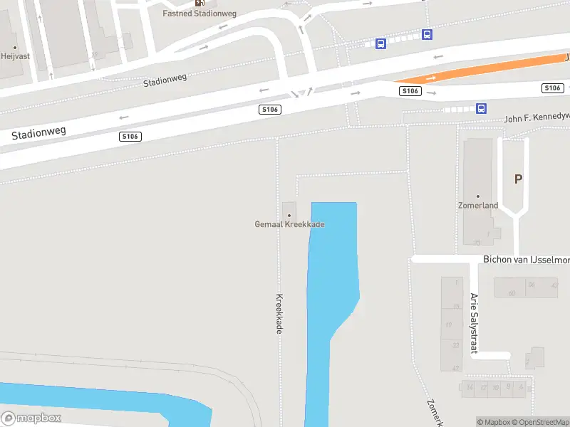 Ambulance met grote spoed naar de Kreekkade in Rotterdam