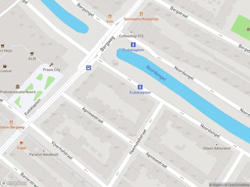 Ambulance met gepaste spoed naar de Noordsingel in Rotterdam