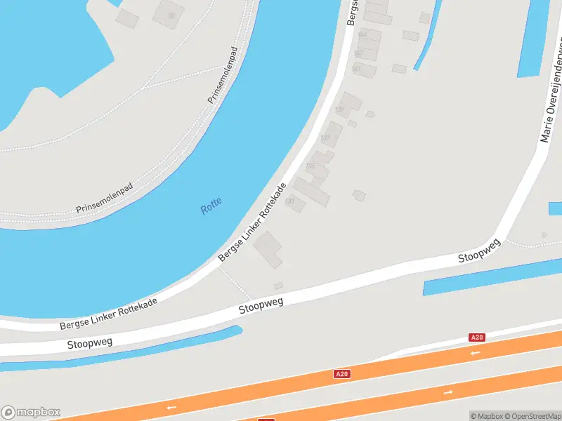 Ambulance met grote spoed naar de Bergse Linker Rottekade in Rotterdam