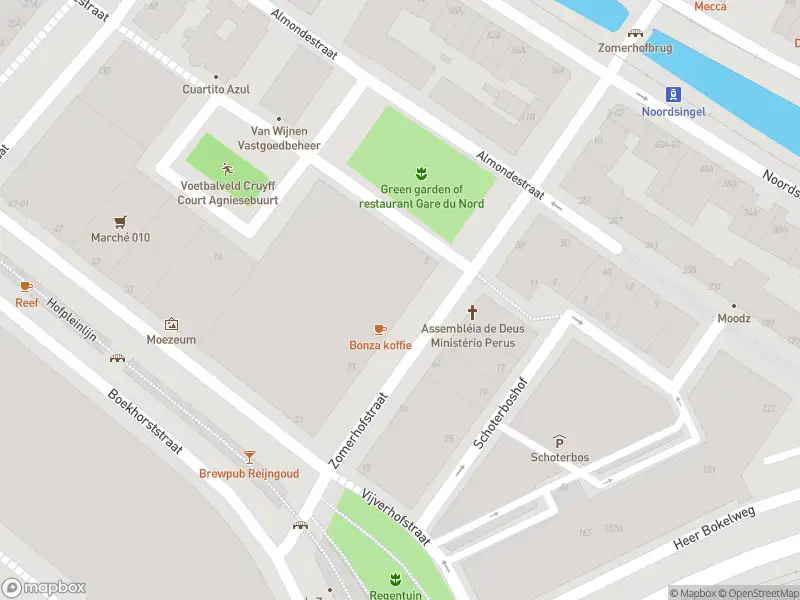 Ambulance met grote spoed naar de Zomerhofstraat in Rotterdam