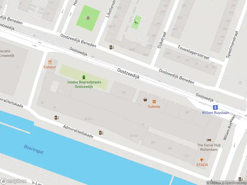 Ambulance met grote spoed naar de Oostzeedijk in Rotterdam