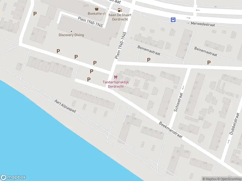 Ambulance met gepaste spoed naar de Beekmanstraat in Dordrecht