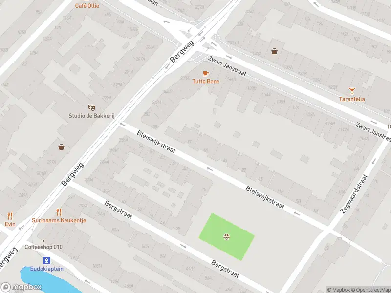 Ambulance met grote spoed naar de Bleiswijkstraat in Rotterdam