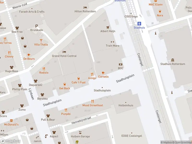 Ambulance met grote spoed naar de Stadhuisplein in Rotterdam