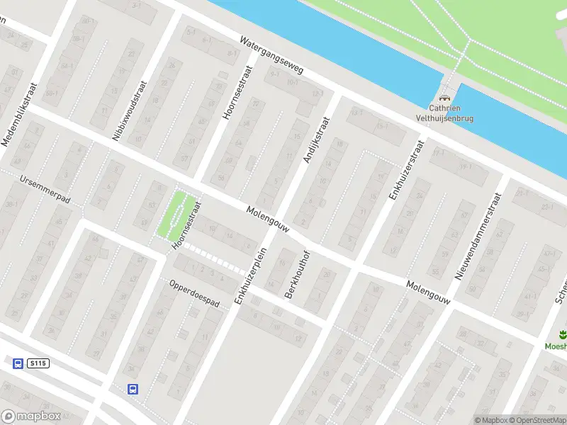 Ambulance met grote spoed naar de Andijkstraat in Amsterdam