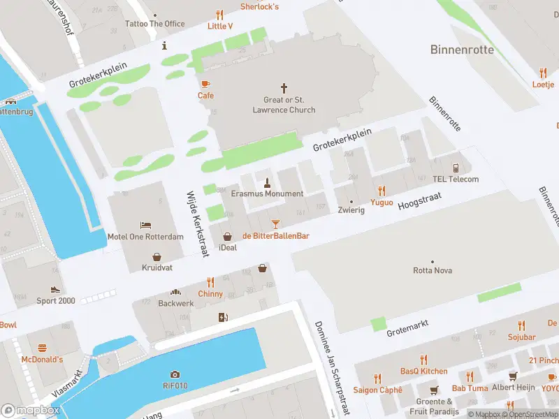 Ambulance met grote spoed naar de Grotekerkplein in Rotterdam
