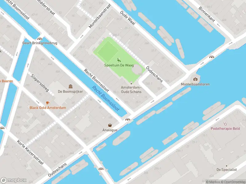 Ambulance met gepaste spoed naar de Recht Boomssloot in Amsterdam