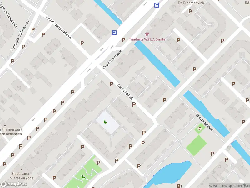 Ambulance met grote spoed naar de De Schakel in Leidschendam