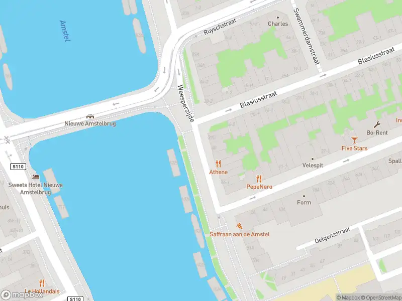 Traumahelikopter met grote spoed naar de Weesperzijde in Amsterdam
