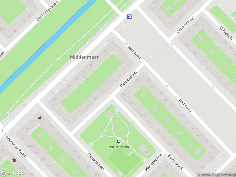 Ambulance met gepaste spoed naar de Pascalstraat in Amsterdam