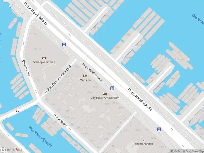 Ambulance met grote spoed naar de Kalkmarkt in Amsterdam