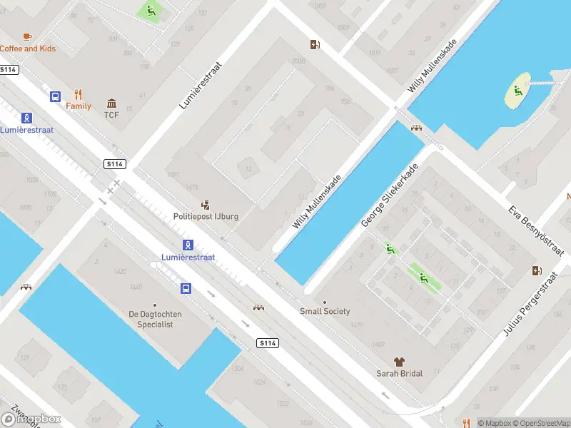 Ambulance met grote spoed naar de Willy Mullenskade in Amsterdam