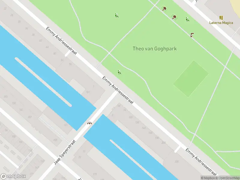 Ambulance met gepaste spoed naar de Pampuslaan in Amsterdam