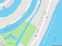 Ambulance met grote spoed naar de Sluisdijk in Gouda