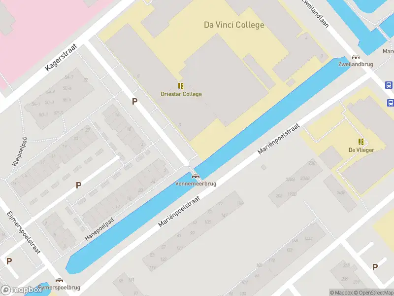 Ambulance met gepaste spoed naar de Vennemeerstraat in Leiden