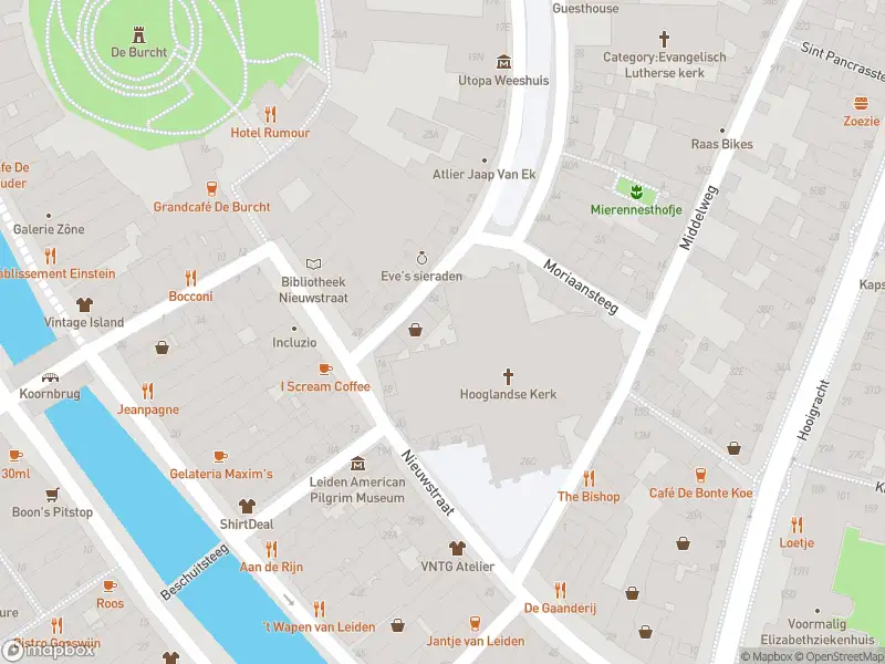 Ambulance met gepaste spoed naar de Burgsteeg in Leiden