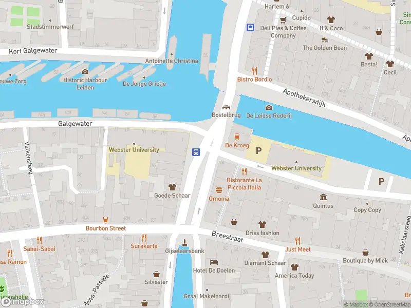 Ambulance met gepaste spoed naar de Kort Rapenburg in Leiden