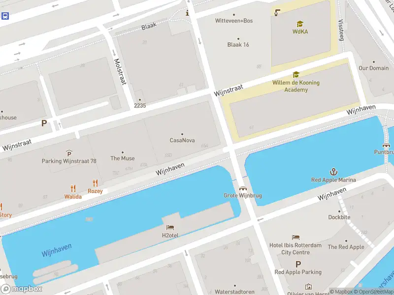 Ambulance met grote spoed naar de Wijnhaven in Rotterdam