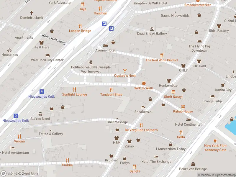 Ambulance met grote spoed naar de Nieuwezijds Kolk in Amsterdam