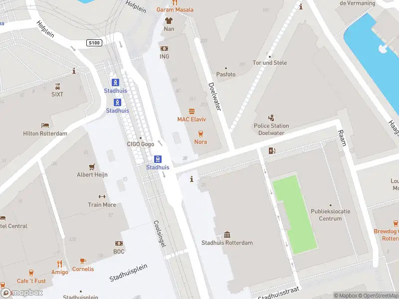 Ambulance met gepaste spoed naar de Coolsingel in Rotterdam