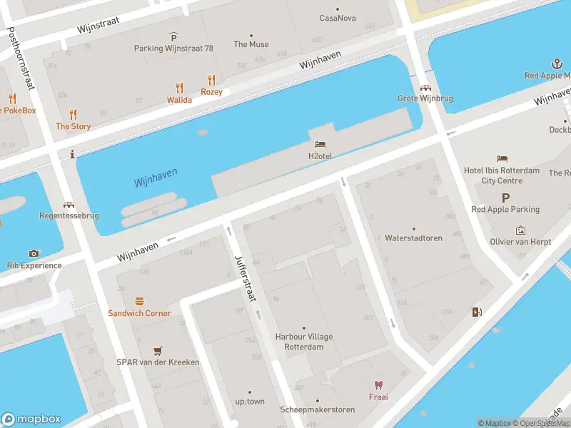 Ambulance met grote spoed naar de Wijnhaven in Rotterdam
