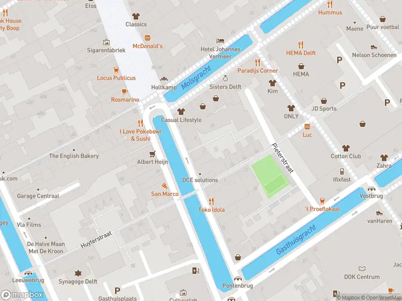 Ambulance met grote spoed naar de Congregatiehof in Delft