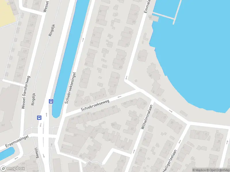 Ambulance met gepaste spoed naar de Emmalaan in Rotterdam