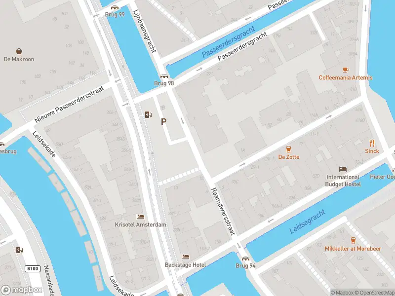 Ambulance met gepaste spoed naar de Raamplein in Amsterdam
