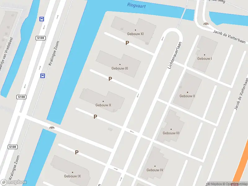 Ambulance met grote spoed naar de Lichtenauerlaan in Rotterdam