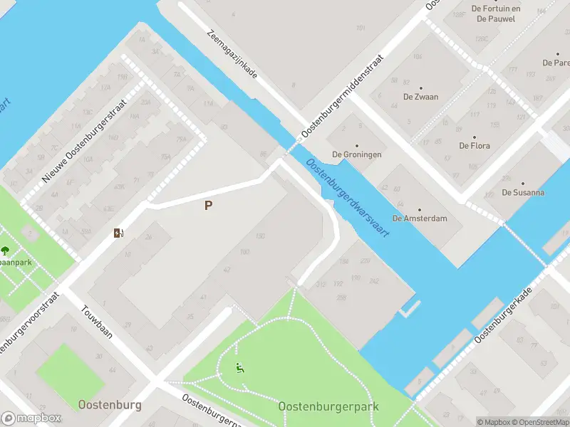 Ambulance met grote spoed naar de Oostenburgervoorstraat in Amsterdam