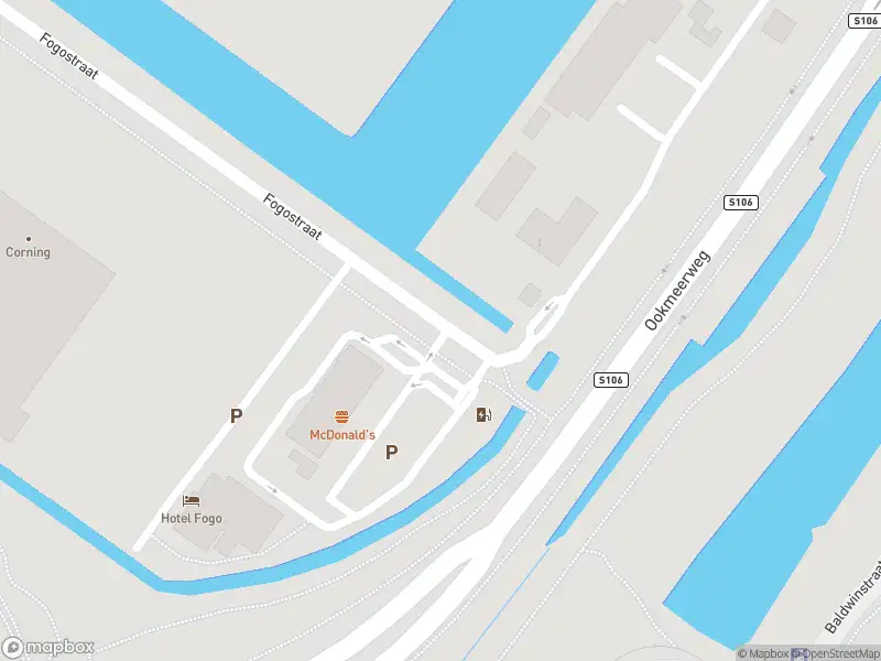 Ambulance met gepaste spoed naar de Fogostraat in Amsterdam