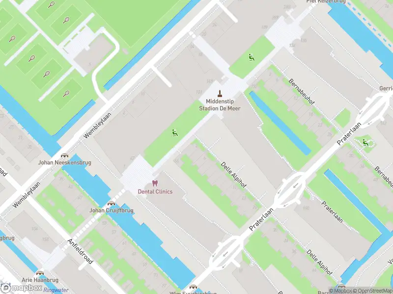 Ambulance met grote spoed naar de Delle Alpihof in Amsterdam