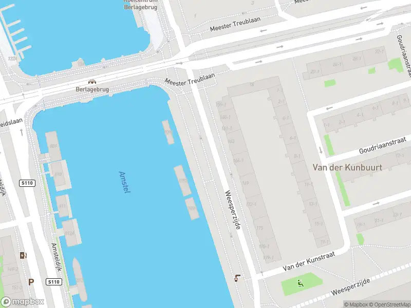 Ambulance met grote spoed naar de Weesperzijde in Amsterdam
