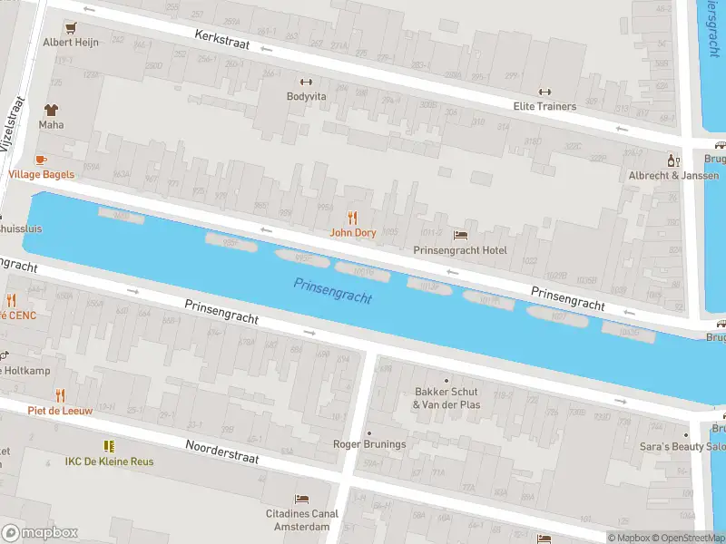 Ambulance met grote spoed naar de Prinsengracht in Amsterdam