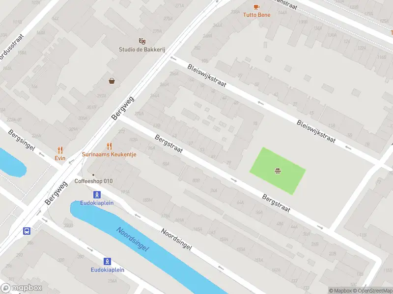 Ambulance met gepaste spoed naar de Bergstraat in Rotterdam