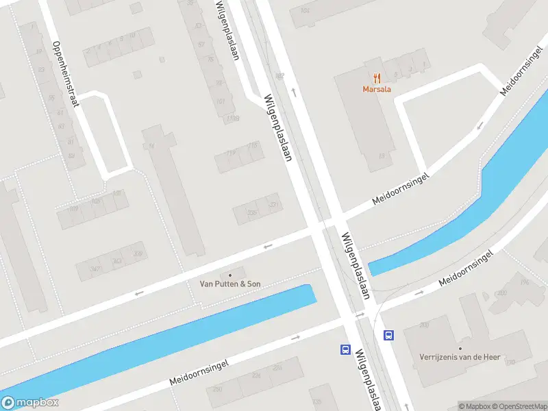 Ambulance met grote spoed naar de Meidoornsingel in Rotterdam