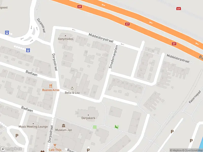 Ambulance met grote spoed naar de Smedemanplein in Amstelveen