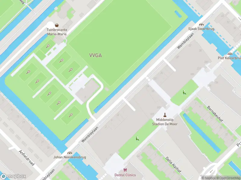 Ambulance met grote spoed naar de Esplanade de Meer in Amsterdam