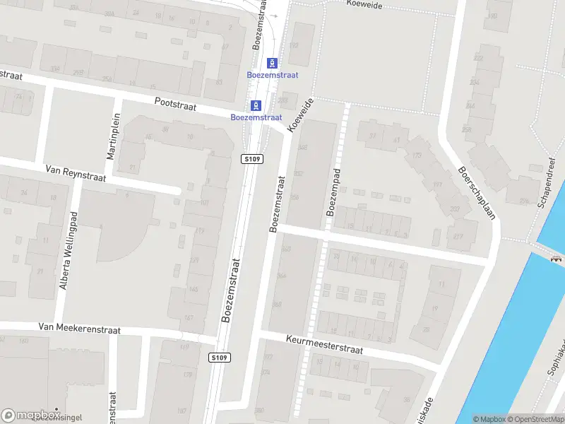 Ambulance met gepaste spoed naar de Boezemstraat in Rotterdam