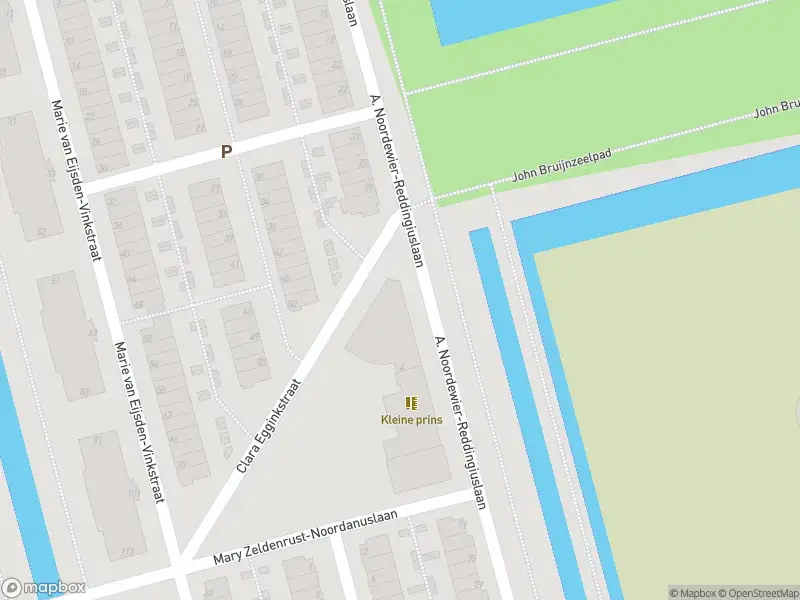 Ambulance met grote spoed naar de A. Noordewier-Reddingiuslaan in Rotterdam