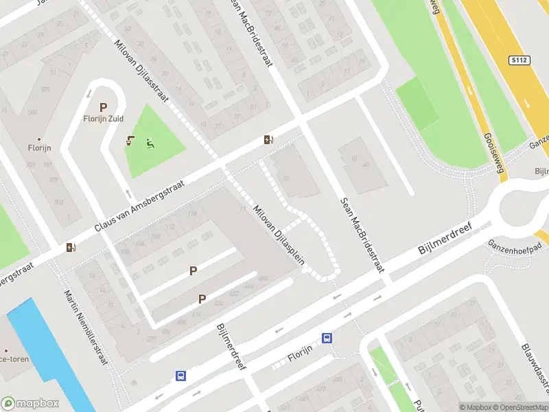 Ambulance met gepaste spoed naar de Milovan Djilasplein in Amsterdam