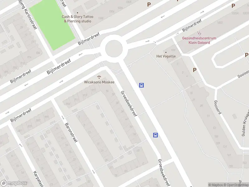 Ambulance met gepaste spoed naar de Oermilla Tewariestraat in Amsterdam