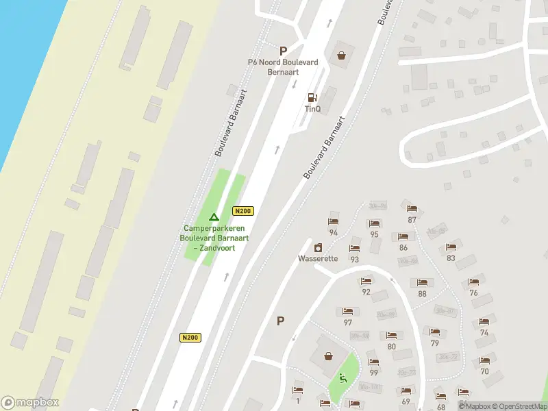 Ambulance met grote spoed naar de Boulevard Barnaart in Zandvoort