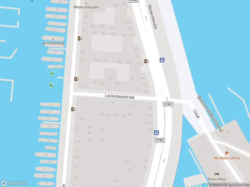 Ambulance met gepaste spoed naar de Westerdoksdijk in Amsterdam